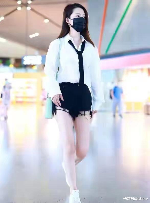 李沁|李沁这清新脱俗的气质太上头，明明只是极简白+黑，却吸睛又洋气