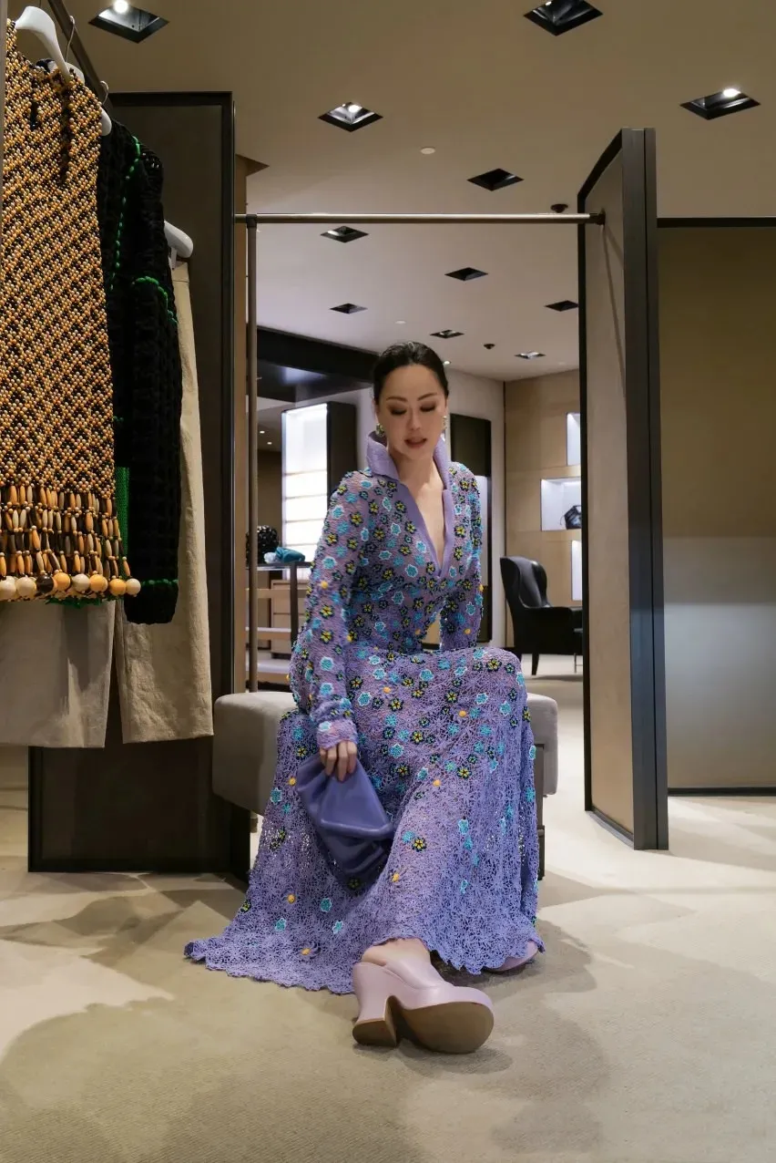 晓说时尚儿|章小蕙身材才有女人味，白衬衫配泼墨裙，同框“校花”曾黎更贵气