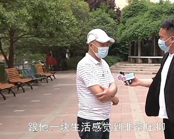 儿子做饭父亲监视:燃气只能开45度角,马桶不让用 儿子:像蹲监狱