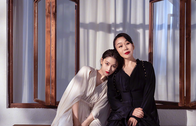 张馨予|张馨予：为母庆生花样新，妈妈56岁生日当天母女俩一起拍写真大片