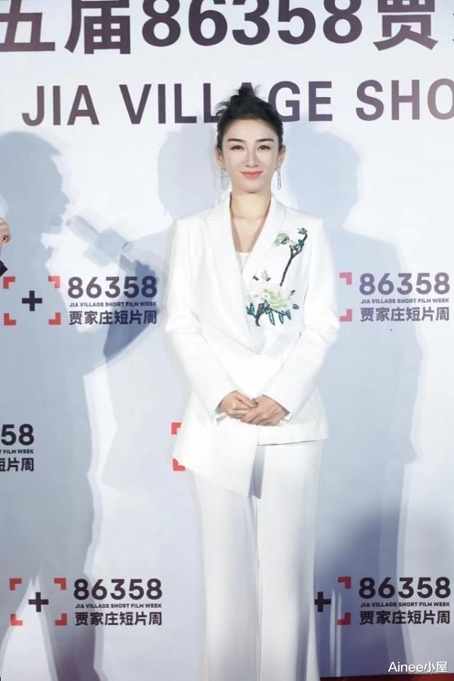 西装|黄奕和黄圣依同框,都穿鲜嫩色服饰,可看着更有女强人的气质