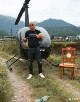“出差在外，让儿子拍一张媳妇照片，都12点了还不起床”