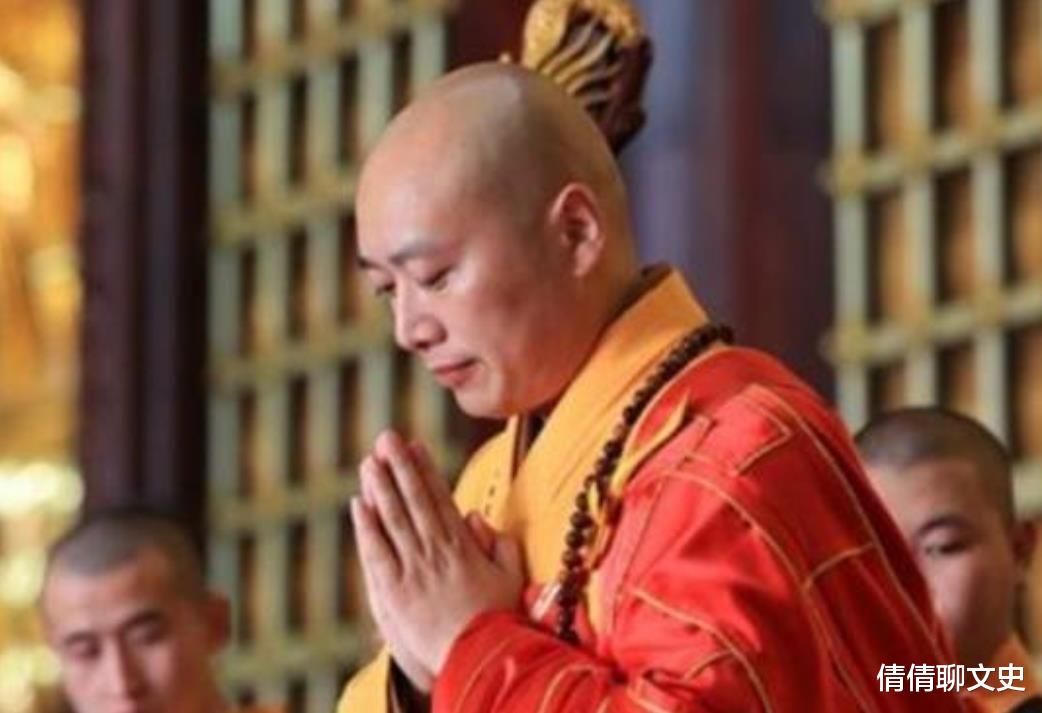 朱元璋|朱元璋拜佛时问方丈，朕也需要下跪吗？方丈回了8个字救了全寺人