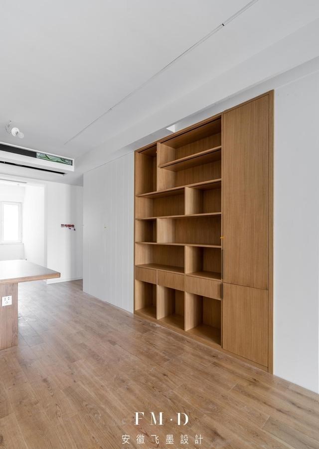 过道装“衣帽间”,电视墙做满柜,一项设计连接2大功能,太实用