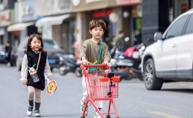 你像意外|弟弟是写作业的“绊脚石”,哥哥写作业忙捣乱,不陪玩就要撕书