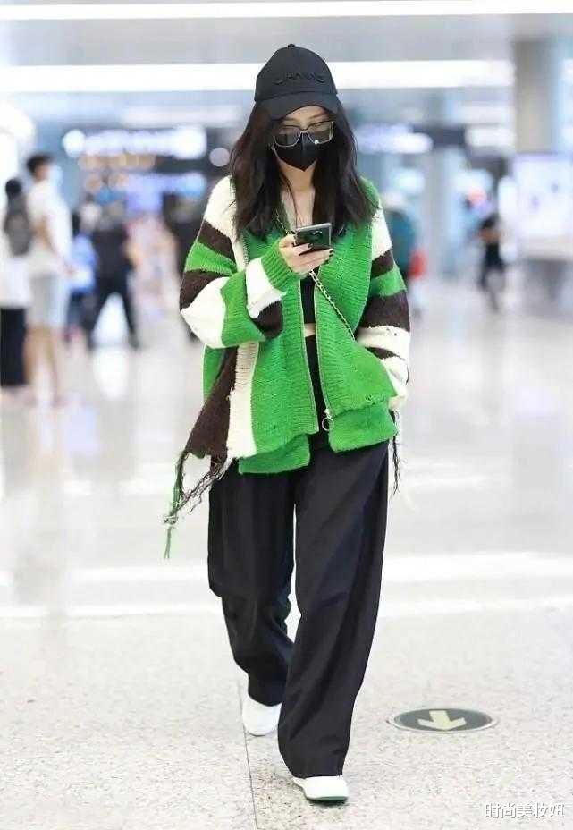 高定|佟丽娅离婚后更敢穿，绿色针织开衫配露脐装走机场，时髦似大学生