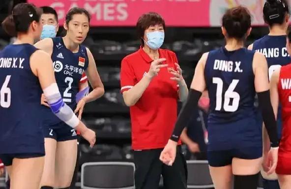 郎平|中国女排惨败后散坐一地，郎平不安慰弟子！全队反思，情绪低迷