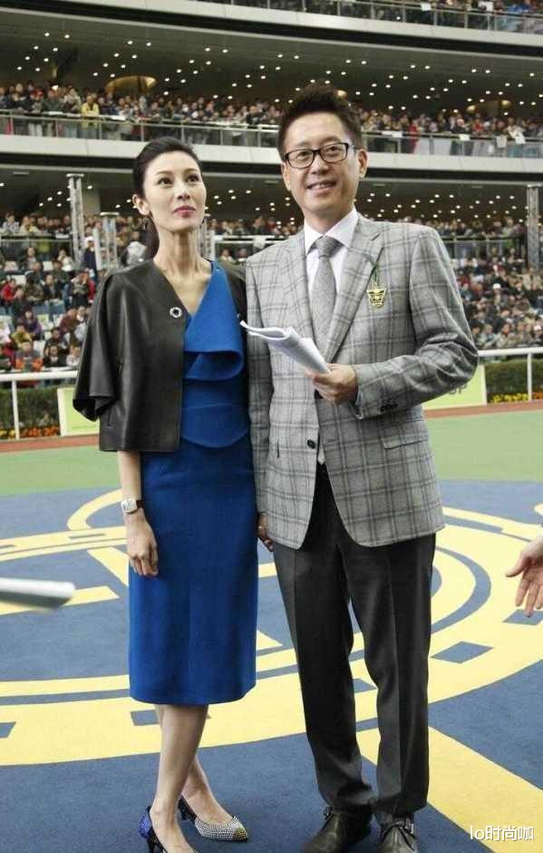 lo时尚咖 李嘉欣一家三口罕见合照，和儿子穿“亲子装”，看着气场真强