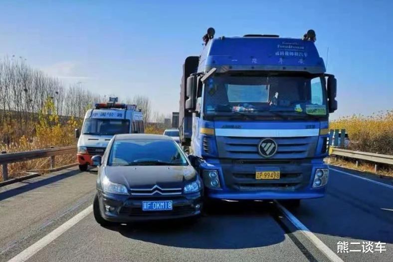 货车|高速上超车能开左转向灯吗？现在知道还不晚，紧要时刻还能保命