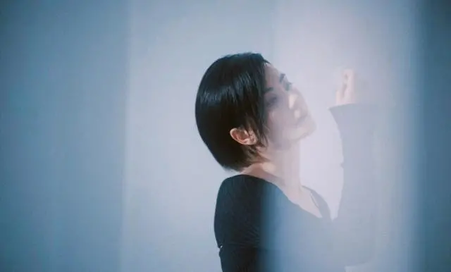 王菲|51岁王菲久违露面！一身黑衣配利落短发尽显中性美，比谢霆锋还帅