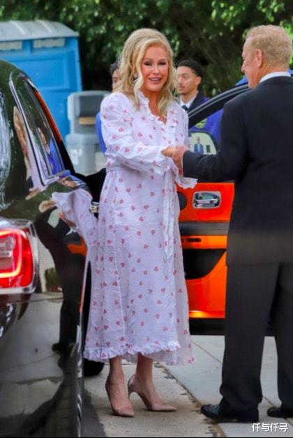 希尔顿|希尔顿40岁成人妻，昔日小妹卡戴珊为其提裙摆送嫁，奢华婚礼曝光