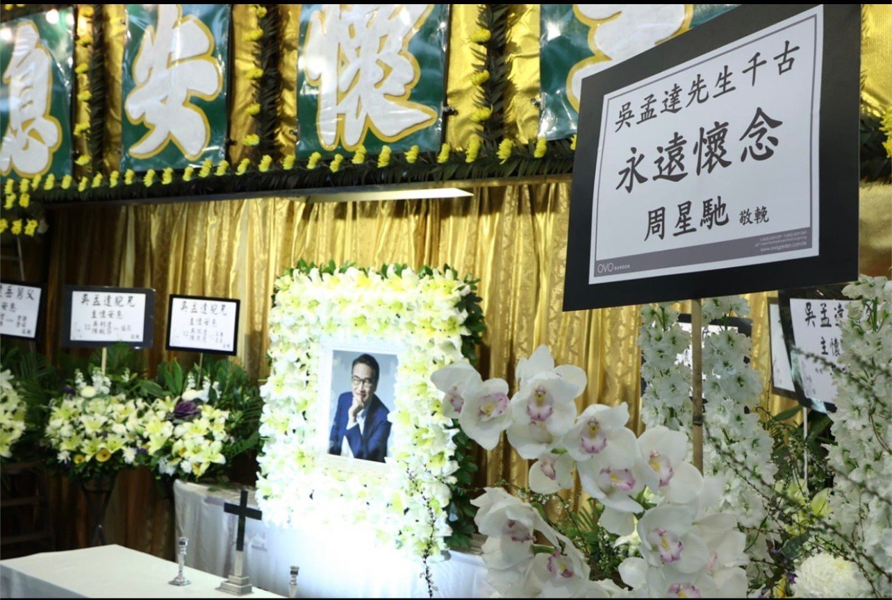 吴孟达|周星驰现身吴孟达葬礼,他左手几乎保持一个动作,让人泪奔