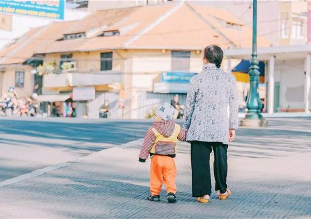 文竹妈咪 “上班式带娃”逐渐流行，老人白天带娃晚上回家，和子女互不打扰