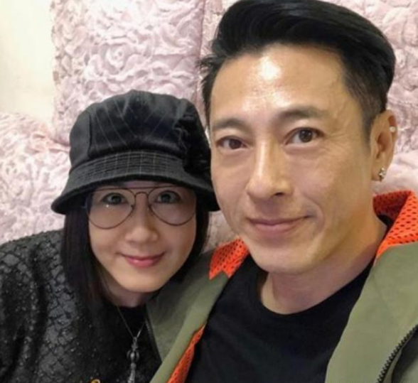 吕颂贤|明星夫妻为了不变老，坚持26年无子无肉，今54岁合照不敢认