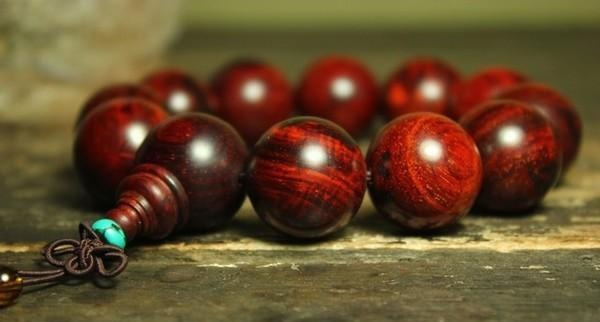 小叶紫檀|小叶紫檀“6大怕”，如果你佩戴小叶紫檀手串，请远离这6大克星