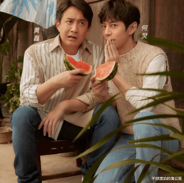 张子枫|张子枫《向往5》海报，和彭昱畅搂脖子、捂头互动自然，张艺兴避嫌太明显