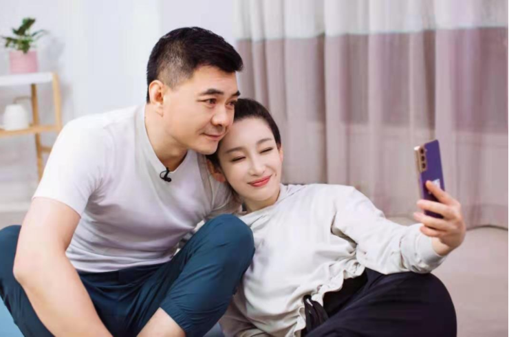 刘亦菲|她用10年捧红丈夫，丈夫却转身娶了别人，如今扬眉吐气成制片人