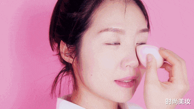 底妆|有一种“无地自容”叫女星关滤镜，皮肤粗糙又卡粉，跟年纪无关