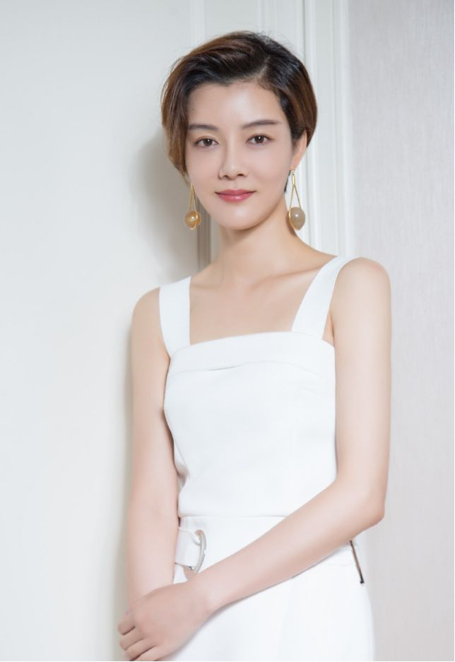 潮帮先生|当车晓留着一头长发，终于明白脸偏长的女人，为什么还是短发好看