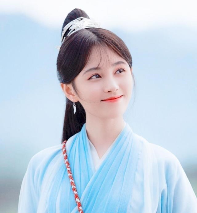 鞠婧祎|鞠婧祎“绿茶坐姿”火了，看到坐椅子状态，体重过百的人模仿不来