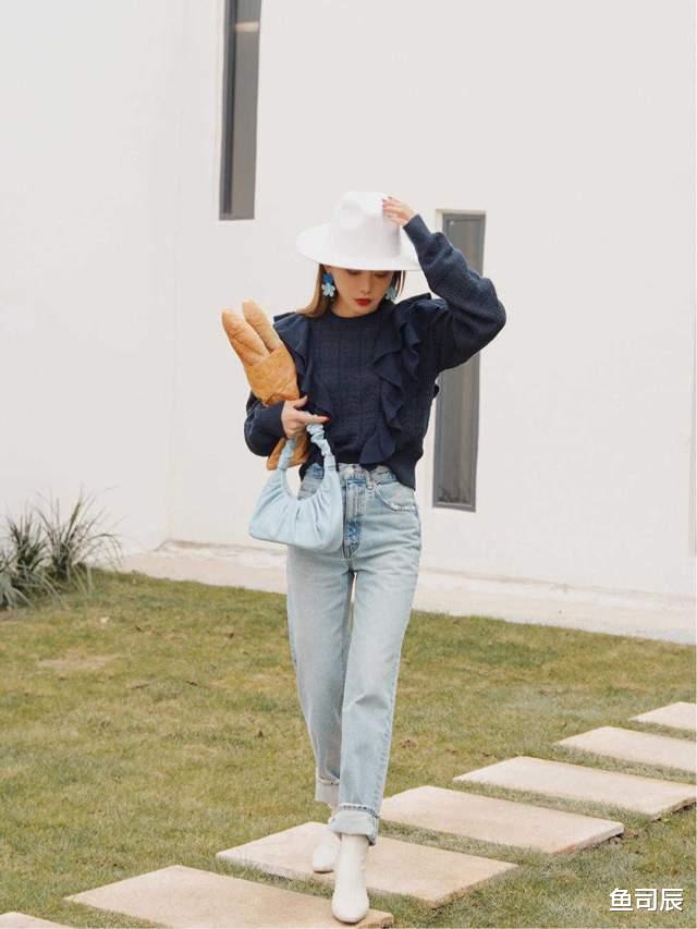 鱼司辰|日系的优雅风格穿搭指南，蓝色泡泡袖上衣搭条纹阔腿裤，温婉大气