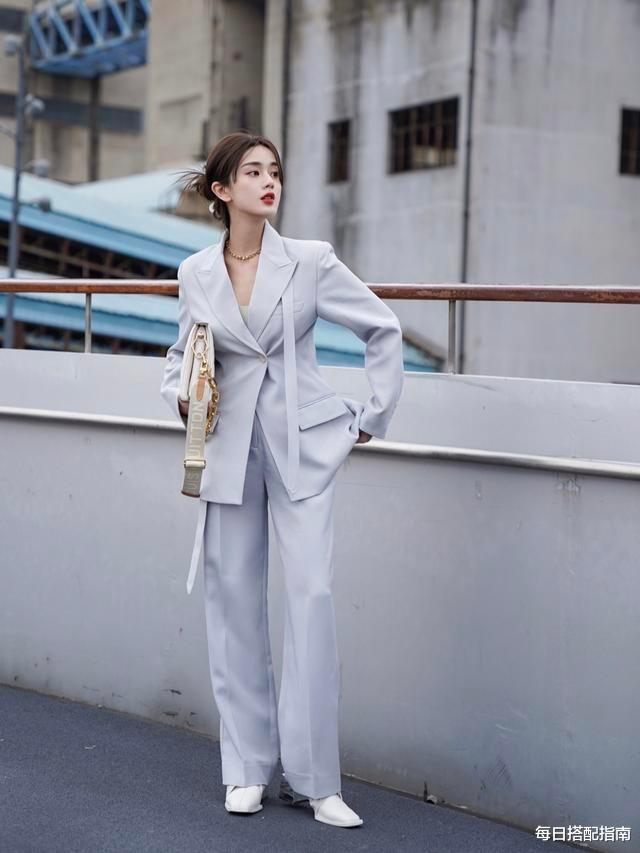 每日搭配指南|这才是中年女人该有的穿搭:这“3双”鞋+阔腿裤,优雅时髦显高级