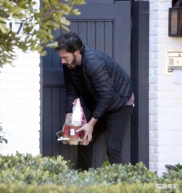 假唱|分手后大本憔悴成这样，胡子拉碴拿外卖，网友：还没走出来？