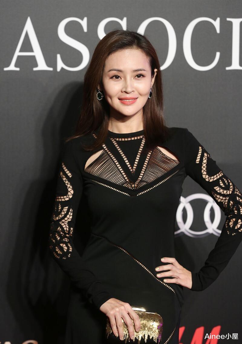 Ainee小屋|82年的于明加气质高级，“抽丝”裙也能轻松驾驭，身材实打实迷人