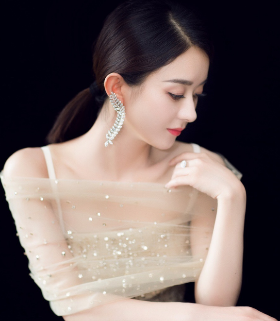 赵丽颖|高中没毕业却混成赢家的5大明星，个顶个优秀，这位身价12亿