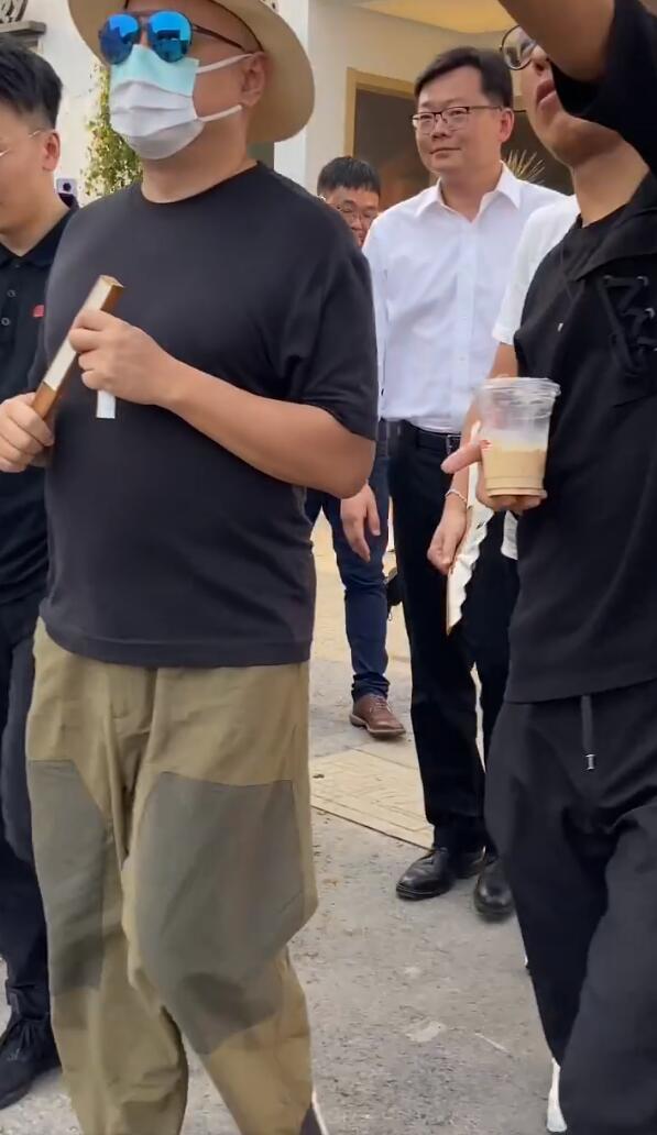 韩雪|徐峥现身被偶遇，穿着宽松难掩啤酒肚，一个人偷偷吃菜叶子减肥