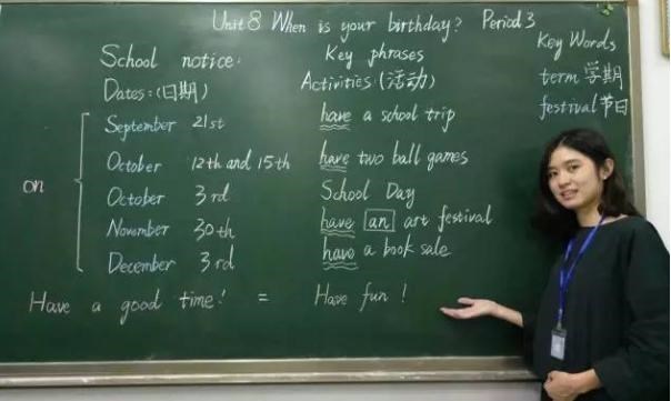 家有二宝育儿|95后老师板书神似“神仙字体”，笔画如印刷体，学生看后不舍擦掉