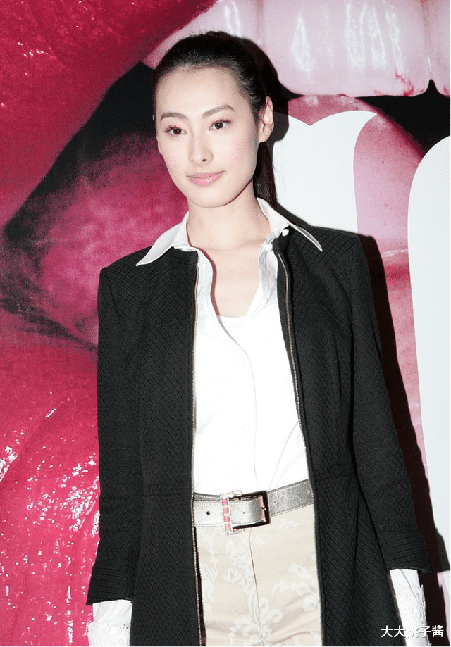 穿衣搭配|梁洛施身材真不错，职场搭配轻松秀出曲线感