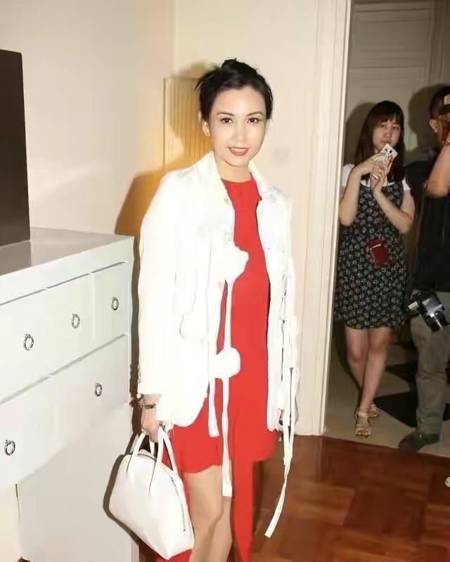 邱淑贞|52岁邱淑贞气质真好,穿一身白衣还扎个丸子头,美到认不出。