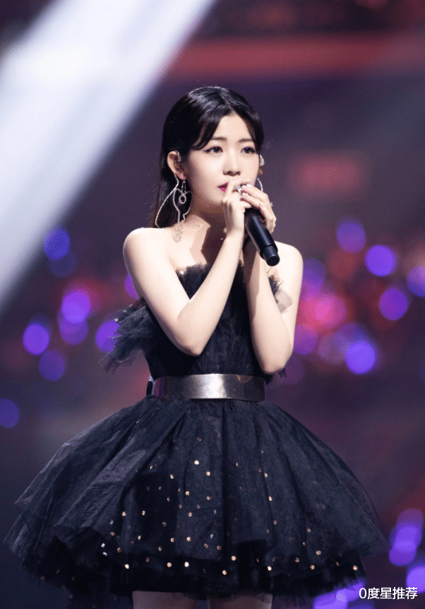 张继科|赖美云为显腿长放大招，脚踩15厘米\香烟鞋\，脚背都快凹成90度了