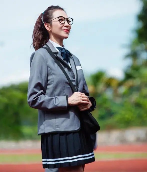 全球时尚号|蔡少芬和张晋同框，穿条纹西装超模范十足，微卷发型太抢镜