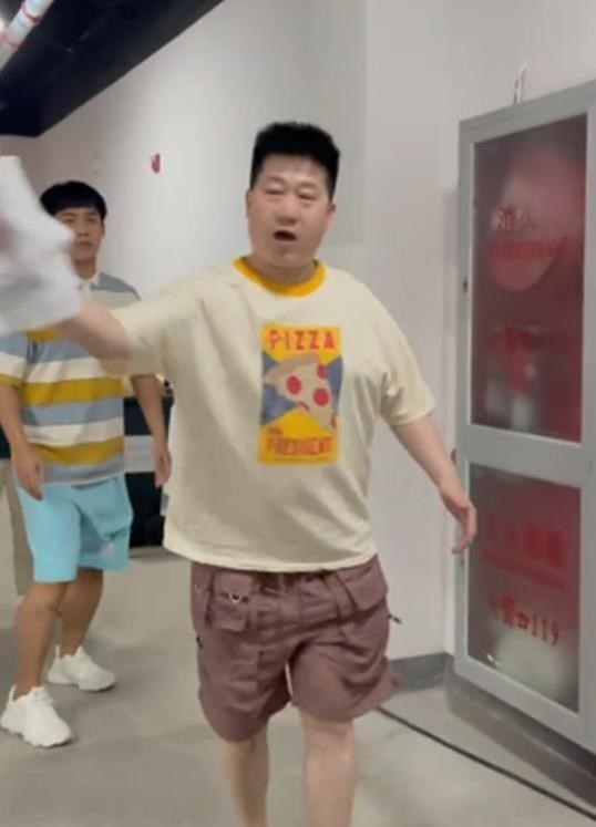 情窦初开的青春|德云社周九良真“损”，与师兄弟互动，却无视身后的王九龙