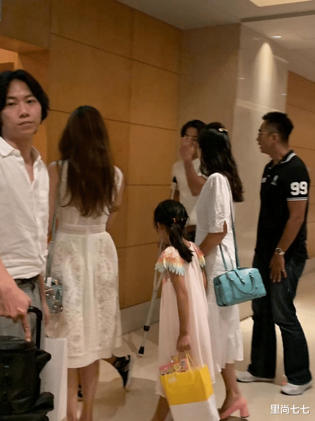 林志玲|林志玲夫妇日本被偶遇，她化日系妆容大变样，夫妻同款发际线抢镜