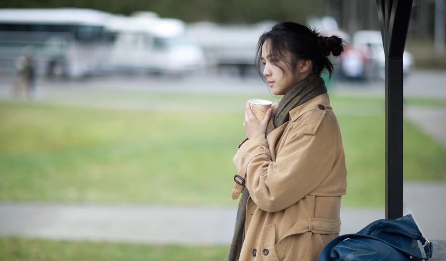 木木尔小倩|拜托别再让她穿古装了！穿上风衣的她才是真正的“清水芙蓉”