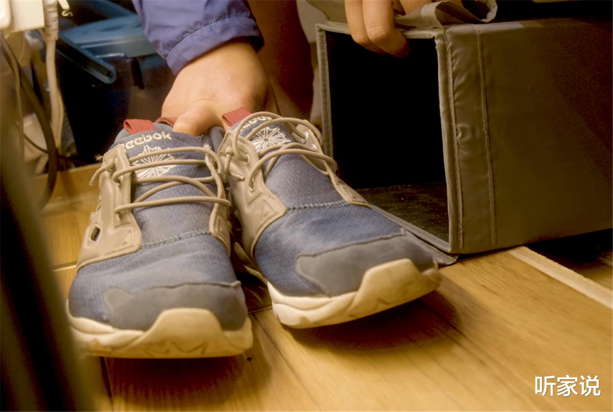 香港29岁“斜杠青年”，有家不回却住进3㎡的面包车上，转眼已2年