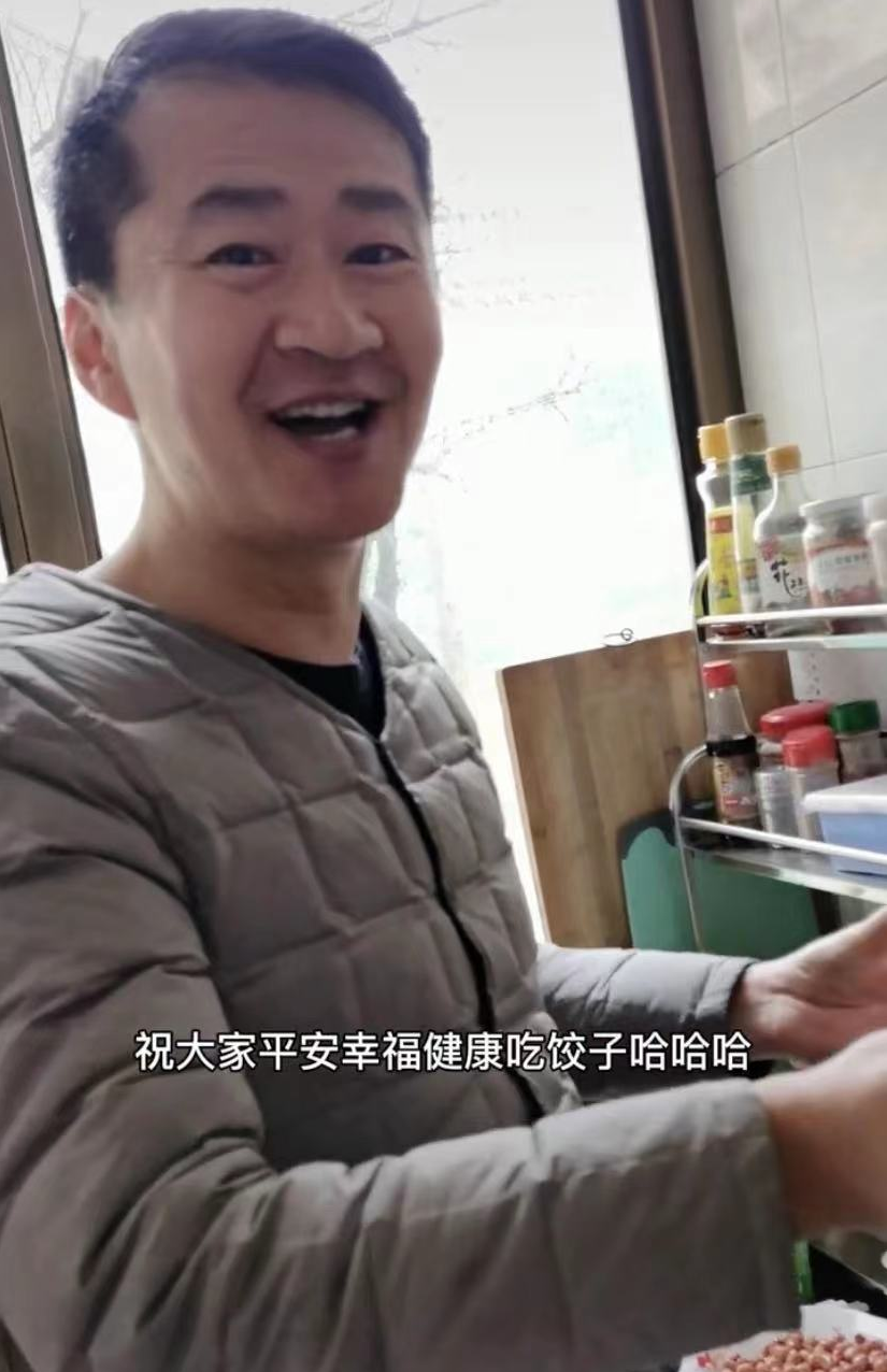 李嘉明|38岁戏骨和家人在县城租房！母亲早出晚归挣钱，本人因没钱未娶妻