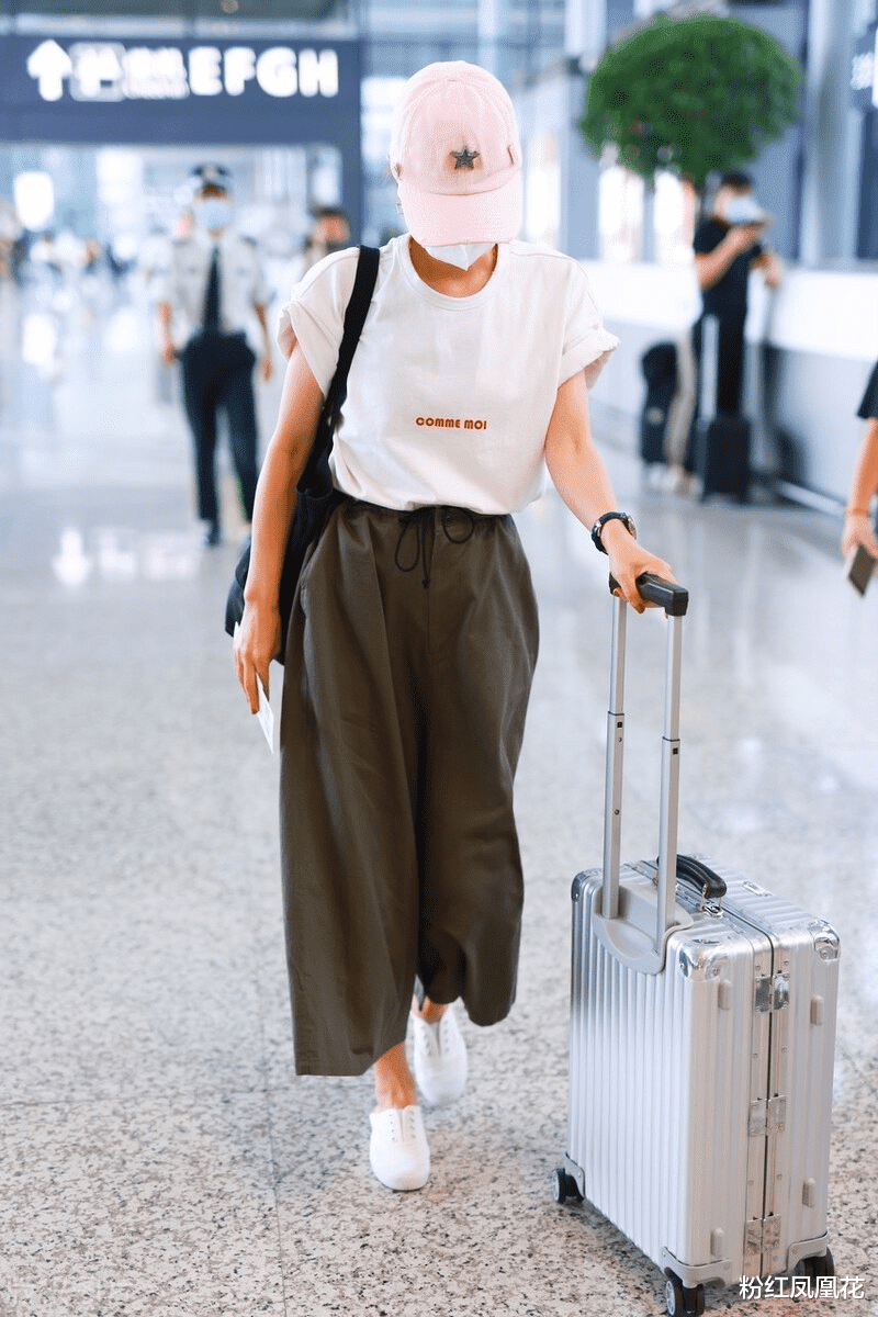 马伊琍|网友等电梯偶遇马伊琍，穿连体裤身材下垂，但在人群中气质突出！