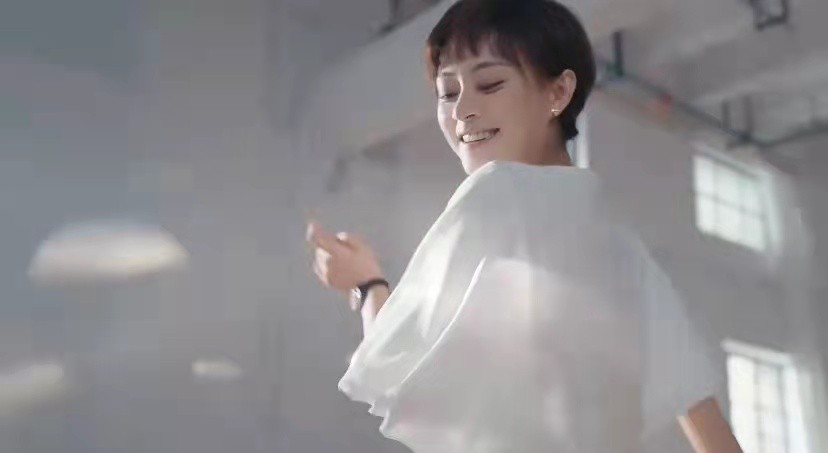 孙俪|孙俪靠实力拿下顶奢代言！穿紧身裤轻松秀一字马，身姿轻盈哪像38