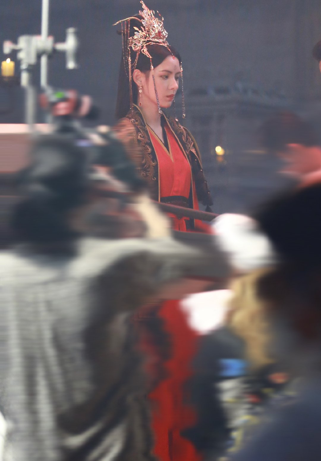 佟丽娅|张予曦《千秋令》路透大婚造型曝光，金色头冠搭配红色披风