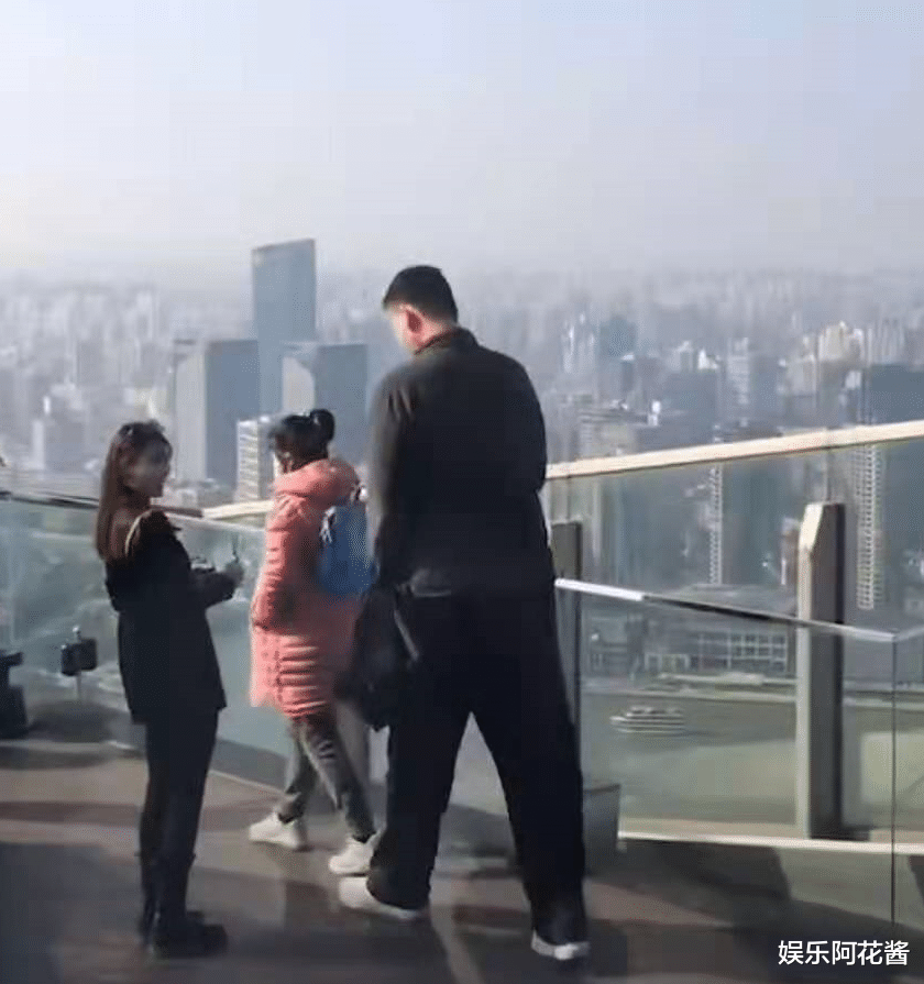 姚明|姚明带女儿外出游玩，10岁身高超路人，父女俩衣着朴素依旧显眼