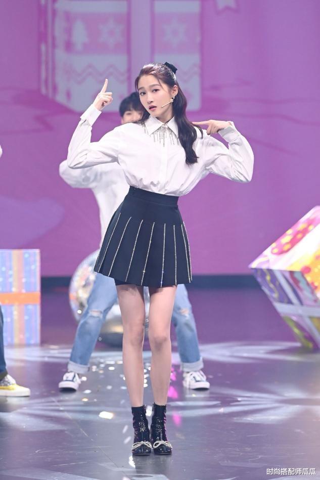 关晓彤|?关晓彤越长大越好看，穿牛仔抹胸秀直角肩，这身材谁看了不羡慕