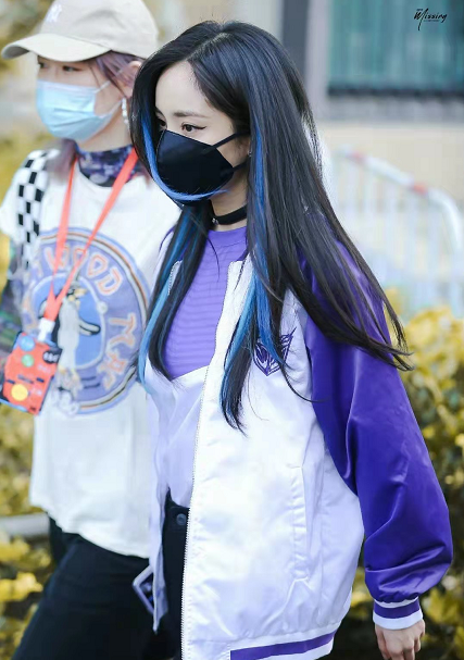 时尚风行派|杨幂真有想法!新路透穿运动服混搭项圈一秒变酷girl,狐狸眼撩人