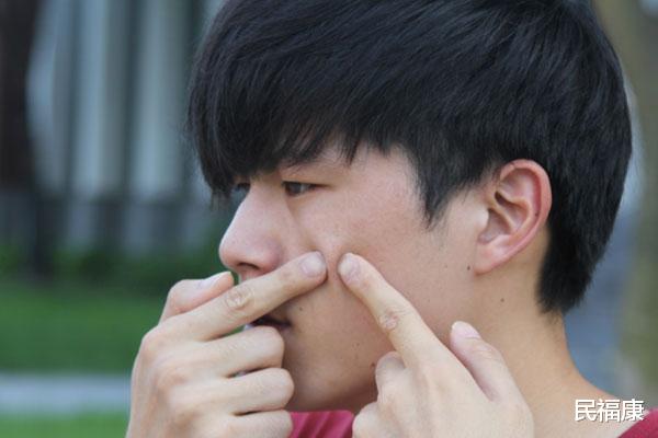 毛囊炎|毛囊炎和青春痘有什么区别？教你如何预防