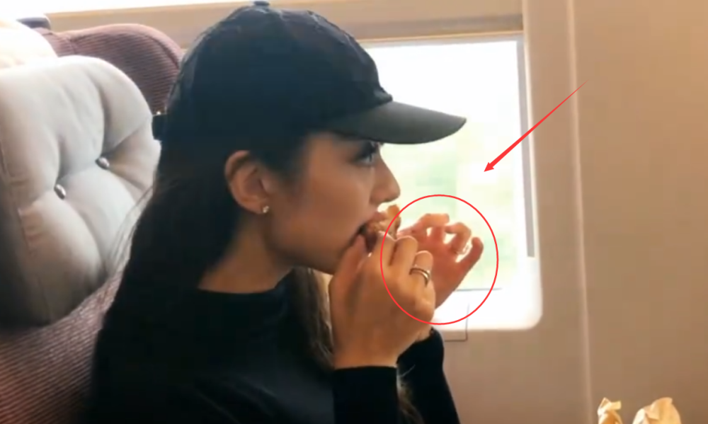 好物官|朗朗老婆“蜜蜂腰”只有55cm, 芭比身材靠摇呼啦圈，难怪从不节食