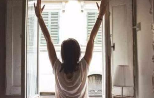 健康缘来很简单 早上起床后，第一件事不是排便，也不是喝水，早知道早受益