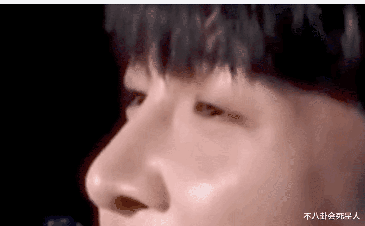 杨幂|跨年晚会真热闹！杨幂献吻，杨紫脸僵，邓丽君重现，芒果主持换血